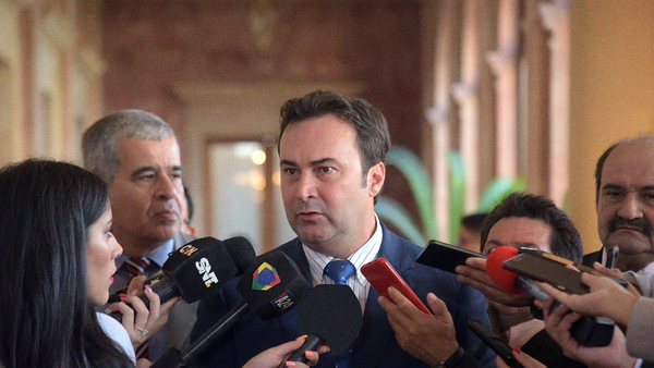 Depósitos bancarios de Gubetich llamaron la atención, dice contralor