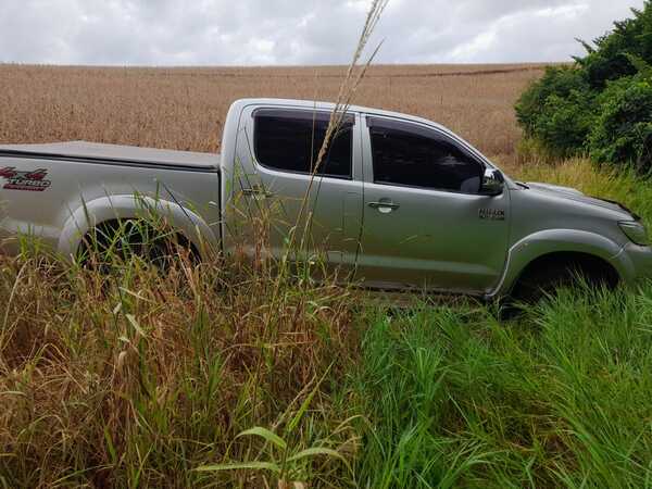 Hallan camioneta que fue robada por delincuentes vestidos de policías en Alto Verá.