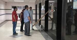 La Nación / Tres personas quedaron atrapadas en el ascensor del Hospital de Clínicas