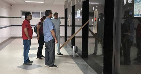 La Nación / Tres personas quedaron atrapadas en el ascensor del Hospital de Clínicas