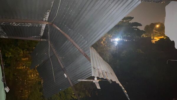 Casas a la vera de arroyo Ferreira se derrumban en plena tormenta