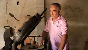 El luqueño valé que fabrica y envía sombreros piri a Brasil