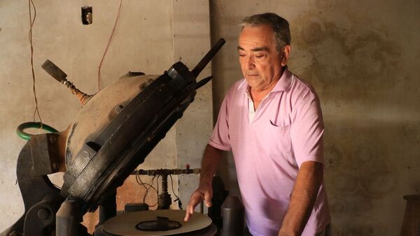 El luqueño valé que fabrica y envía sombreros piri a Brasil