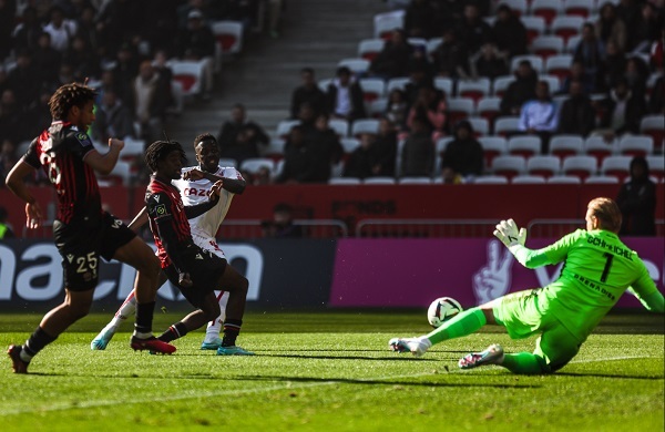 Denuncian rodaje de película XXX durante partido de la Ligue 1 - La Prensa Futbolera