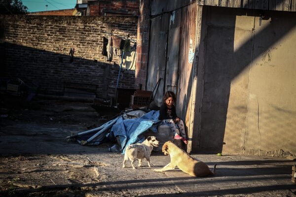 Dos de cada tres niños en Argentina sufren carencias monetarias o de derechos - MarketData