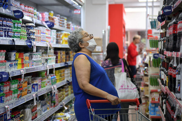 El consumo en Argentina se contrajo 0,3 % en enero - MarketData