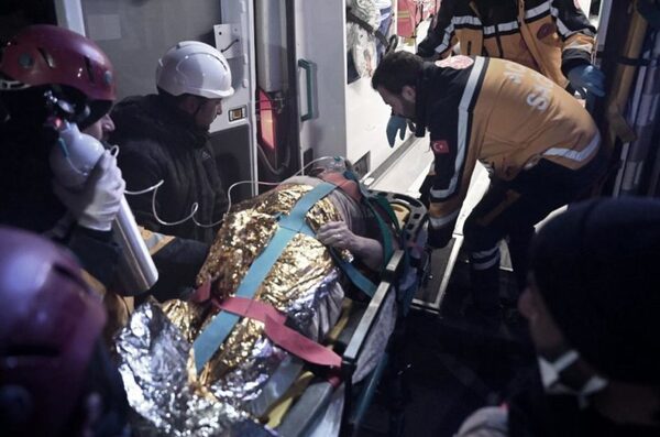 Turquía: rescatan con vida a mujer de 70 años 212 horas después del terremoto - Unicanal