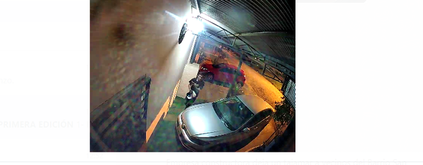 Captan a tortolero robando varios objetos de valor de un automóvil