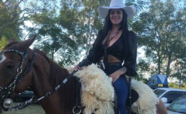 Esta modelo dijo que se volvió experta en cabalgar