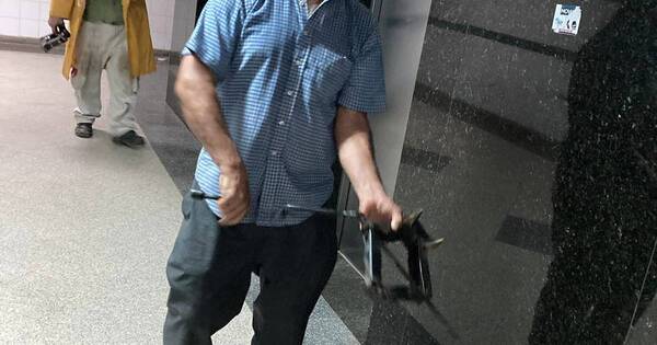 La Nación / ¡Heroico!: salvó a personas atrapadas en ascensor de Clínicas y causó furor en redes