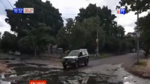 Caños rotos generan hartazgo a vecinos de Barrio Herrera - Noticias Paraguay