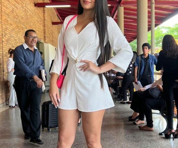 (VIDEO) Laurys Dyva se presentó a rendir en la facu de blanco y sin corpiño ndaje