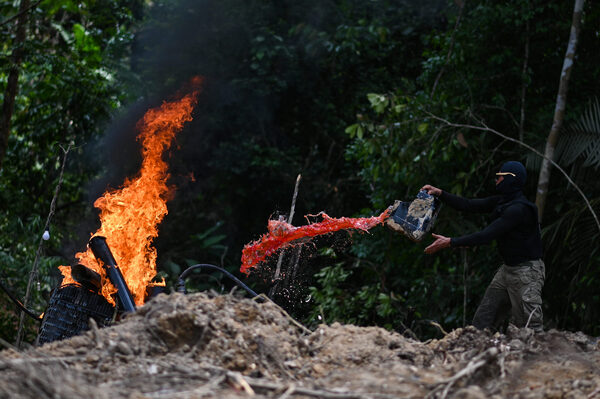 Por tierra, río y aire, la guerra contra la minería ilegal en la Amazonía - MarketData