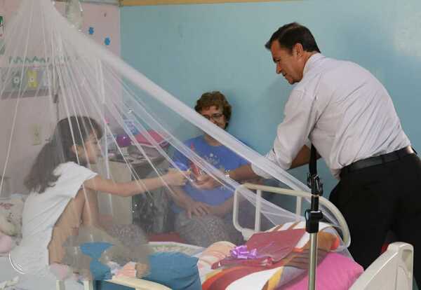 Exfutbolistas de la APF donan juguetes a niños del Hospital de Clínicas | 1000 Noticias