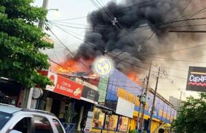 Fuego devora depósito de juguetería en Luque •