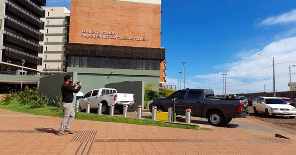 La Nación / Condenan a tres años de prisión a hombre que golpeó y cintareó a su madre septuagenaria