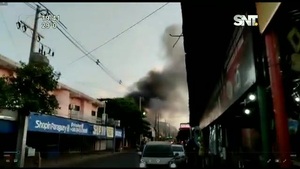 Urgente: se incendia el depósito de una tienda en Luque - SNT