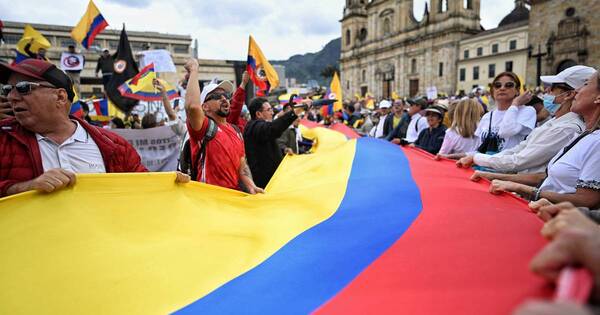 La Nación / Protestas contra reformas de Petro