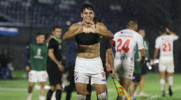 Nacional remonta en la agonía y navega a segunda fase