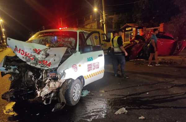Brutal choque entre una ambulancia y un auto deja dos militares fallecidos - Megacadena — Últimas Noticias de Paraguay