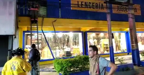 La Nación / Parte de un comercio fue consumido por un incendio en Luque