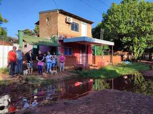 Caños rotos inundan calles en barrio San Pedro, denuncian