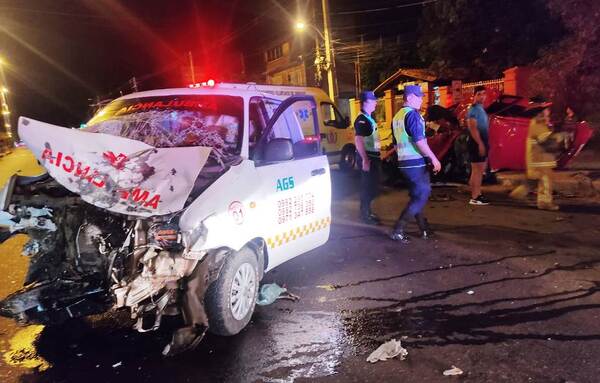 Dos militares fallecen en choque contra ambulancia en la Transchaco •