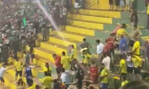(VIDEO)Feroz riña entre hinchas suspende partido de fútsal y deja heridos graves