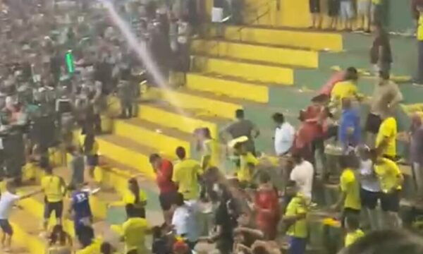 (VIDEO)Feroz riña entre hinchas suspende partido de fútsal y deja heridos graves