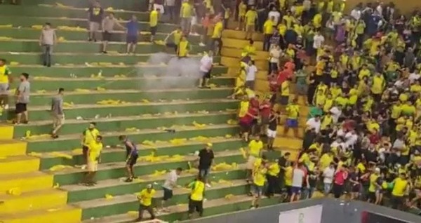 Clásico del fútbol de salón, manchado por la violencia | 1000 Noticias