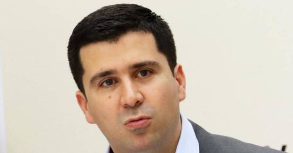 La Nación / Cuestionan al presidente de Patria Querida por arrodillarse ante Efraín
