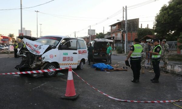 Milicos chocaron contra ambulancia fúnebre y fallecieron