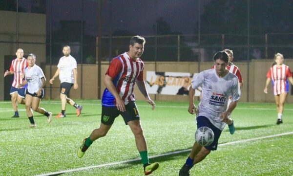 Santi Peña se enfrentó a leyendas del fútbol en un partidazo