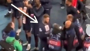 [VIDEO] La estrella del PSG que perdió la cabeza y desafió voi a dos fotógrafos