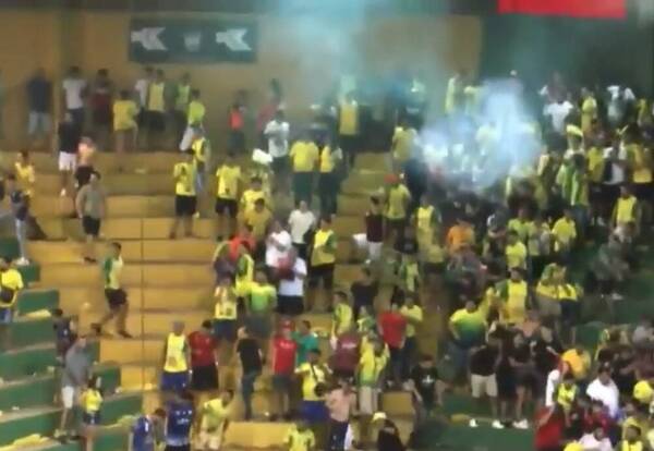 [VIDEO] Batalla campal: clásico altoparanense opa con acuchillados y cabezas rotas