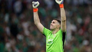 Versus / El "Dibu" subastará los guantes que utilizó en Catar por una causa noble