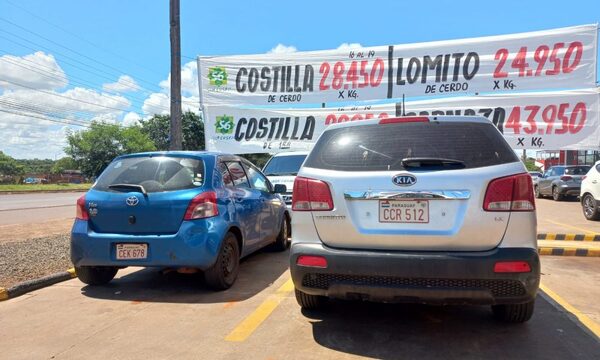 Conductores abandonan vehículos en estacionamiento de super y suben a otro rodado