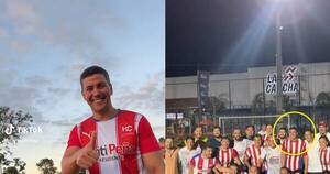 La Nación / Santiago Peña demuestra talento para el fútbol junto a exjugadores de la albirroja