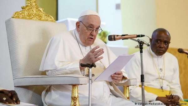 Francisco dice que la renuncia de un papa no puede convertirse en una "moda"
