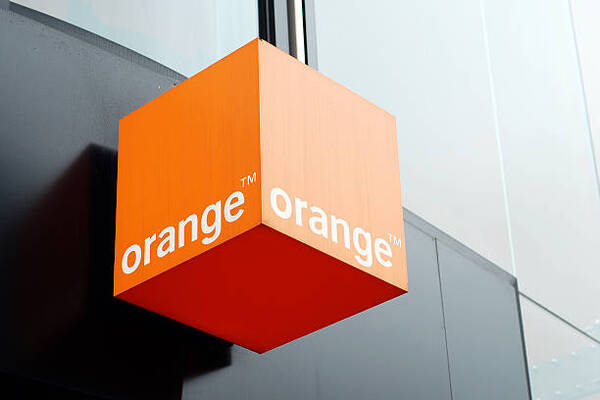 Orange prevé ahorrar 600 millones de euros y reducir inversiones hasta 2025 - Revista PLUS