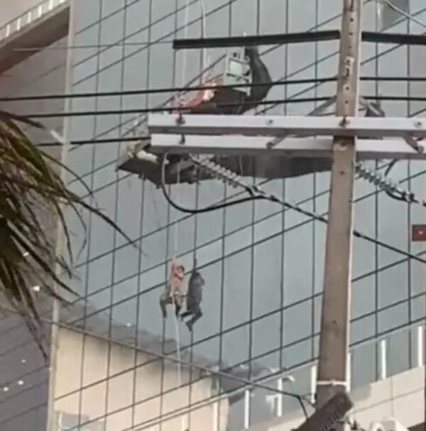 Trabajador quedó colgado del andamio tras fuertes vientos