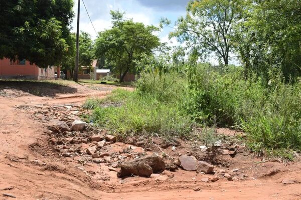 Intendente de Areguá ignora pedidos de reparación de calles que conducen a escuela - Nacionales - ABC Color