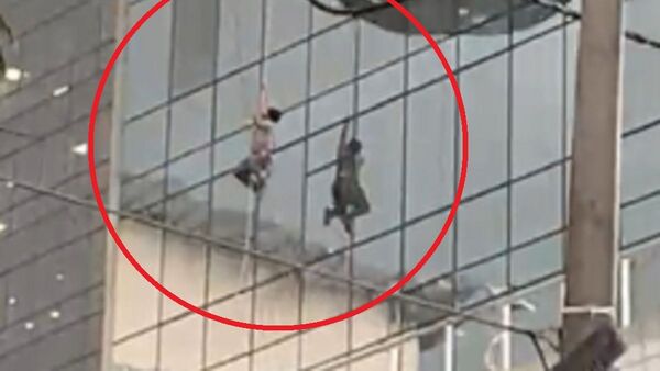 Trabajador de limpieza queda colgado de andamio y casi pierde la vida