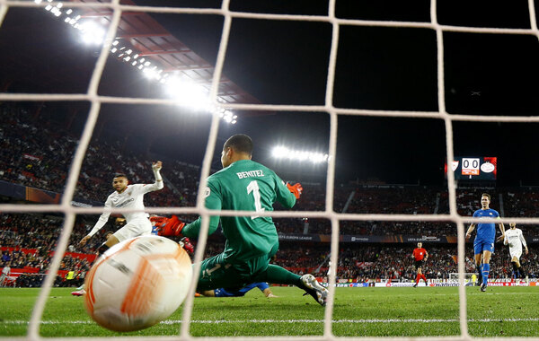 Versus / Sevilla golea al PSV y se acerca a los octavos de la Europa League