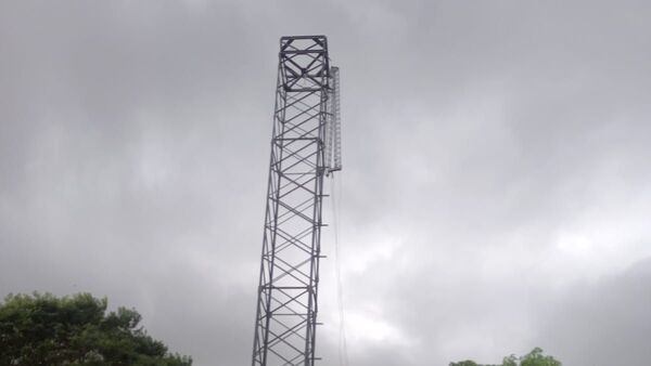Cayó de una antena de 30 metros y murió