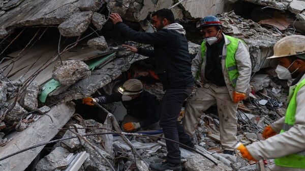 Rescatan a una mujer tras 258 horas entre los escombros en Turquía