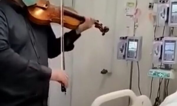 (VIDEO)Le avisaron que su padre iba al cielo y los despidió con música en IPS
