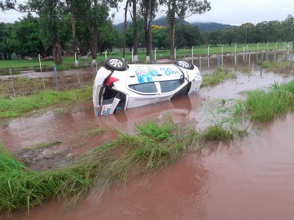 Automóvil de empresa cervecera volcó en Cruce Bella Vista - Radio Imperio