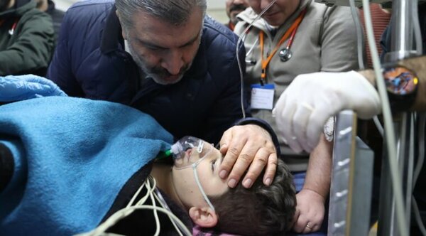Rescatan a un niño y a dos hombres diez días después del terrible sismo en Turquía - Noticiero Paraguay