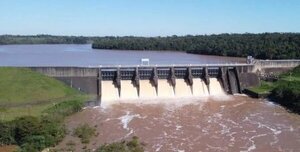 Las compuertas de la represa Acaray siguen abiertas